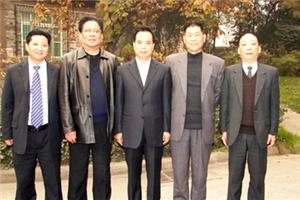 中共中央政治局委员、陕西省委书记、陕西省人大常委会主任李建国（中）亲切接见周洪才总经理一行