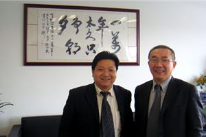 上海证大投资发展有限公司、海门证大滨江置业有限公司副总经理（右）和周洪才总经理合影留念