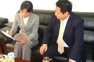 吴泾镇李副镇长（左）十分关心跃菱电梯的发展